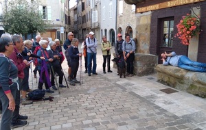 Spectacle de rue ... avec Julien; Là il imite le maquereau sur l étale 🤪