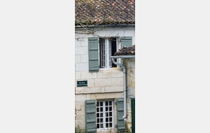 rare fenêre avec un montant central